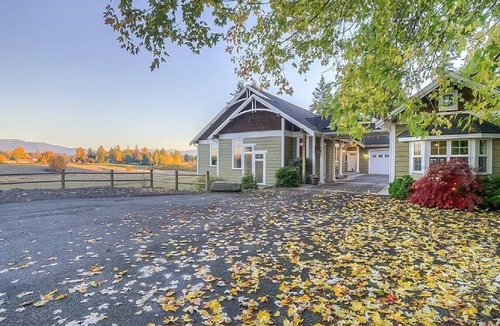 Tacoma House | Enumclaw Estate, Scenic Views! Sleeps12,HotTub,Sauna, 1hr frm Rainier & Crystal
