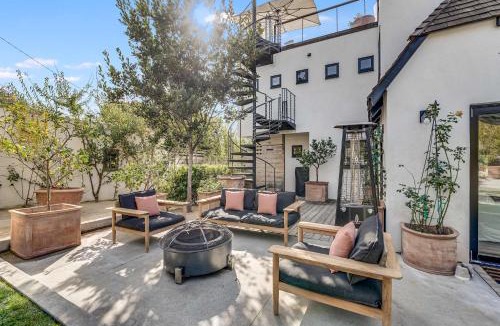 Beach Barber Tract House | European Charm Meets La Jolla Rooftop Views