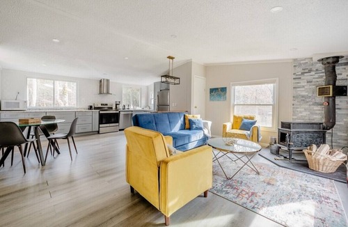 Livingston Manor Cottage | EV Modern Cozy Waterfront Cottage with Fireplace