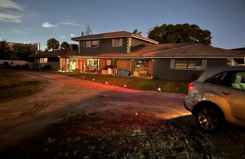 Survey Creek House | Exec Suites in Estate Guest House Men only near Ocean