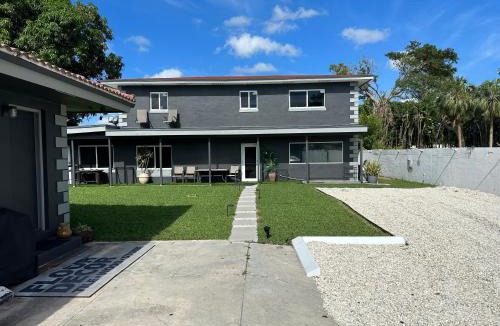 Survey Creek House | Exec Suites in Estate Guest House Men only near Ocean