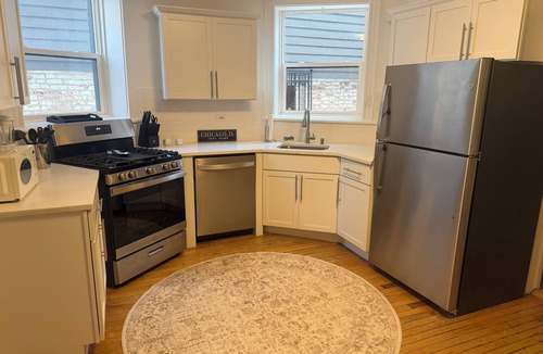 North Center Apartment | Explore Chicago: Stylish 2BR, 1 Block to El Train & Close to Wrigley