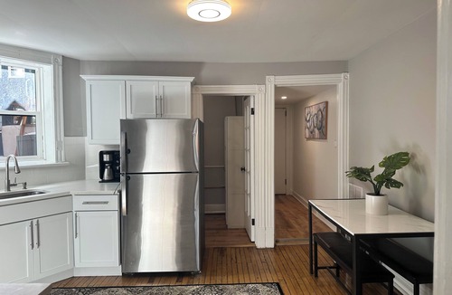 North Center Apartment | Explore Chicago: Stylish 2BR, 1 Block to El Train & Close to Wrigley