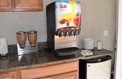 Old Town House | Explore Harbor Island! 2 Family-friendly Units w/ Free Breakfast, Great Location