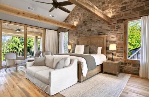 Franklin Villa | Extraordinary Manor at Dark Horse Retreat