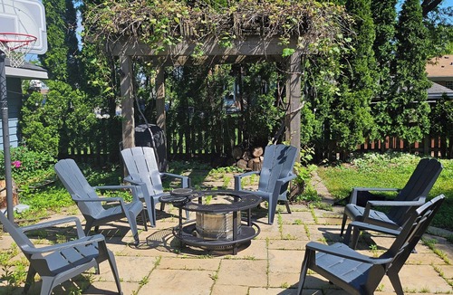 Barrington Apartment | F.R.I.E.N.D.S inspired studio in beautiful Barrington with WiFi, AC