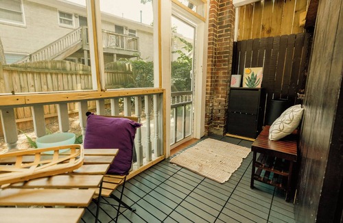 Virginia Highland Apartment | Fall Fun Spot Little 5 Parade & Musicfest King Bed
