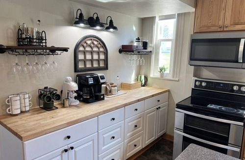 Mill Run House | Fall Getaway Mill Run Inn: Sleeps 12 · 5BR 5BA · Hot Tub Fire Pit Grill Pool