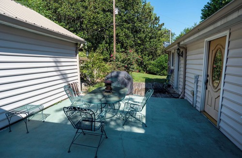 Fayetteville House | Family friendly 3-bedroom farmhouse in the Tennessee Valley near Fayetteville