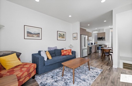 Leschi Villa | Family Townhome Near Stadiums, Beach, Parks, Lake