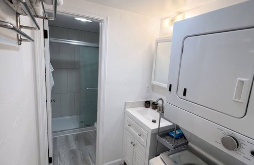 Talmadge Apartment | Fantastic Central Talmadge Studio ,Easy City Access