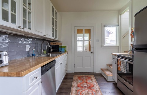 Ballard House | FIFA World Cup 2 bedroom home, loft, 1 bath. Sleeps 5, close to stadiums!
