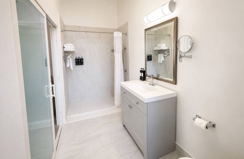 Little Italy Hotel | Four Deluxe 2Q Units| 1 Mile to Gaslamp Quarter | Allows Pet & Access to Rooftop