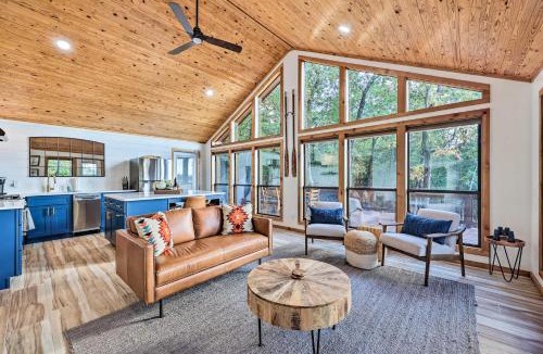 Rogers House | 'Foxtail' Cabin Retreat: Steps to Beaver Lake!