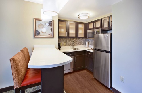 Mayfield Heights Condo | Free Breakfast, Outdoor Pool, Gym. Near Executive Caterers!
