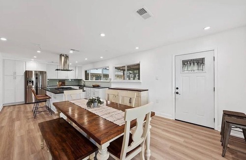 Austin Villa | FREE LIMO, Private Pool Jacuzzi, 8 acres 5 room 5 bath Sleeps 26