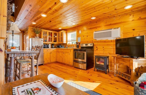 Rising Fawn Cabin | Free Ruby Falls Ticket & More- lakefront fishing-fire pit-15 min Cloudland Canyon-30 min Chattanooga