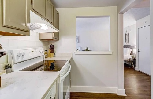 Gayborhood Apartment | Frontdesk | Bright Studio in Midtown
