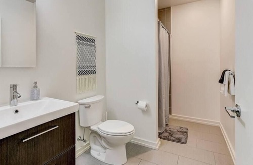 Northern Liberties Apartment | Frontdesk | Spacious 2BR Northern Liberties Apt