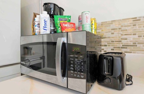 North Clairemont House | *Full Guest | Luxury Modern Home * Pets Welcome!*