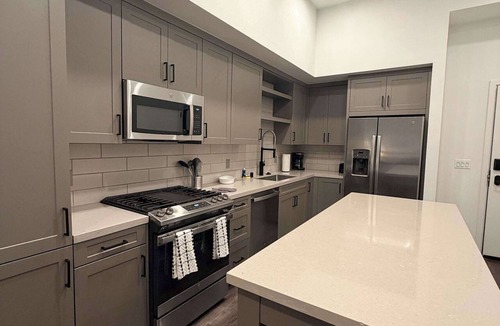 Mission Valley East Apartment | Fully Furnished 1BR in Misson Valley w/Parking