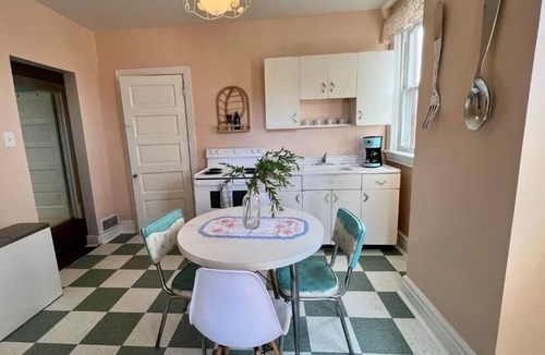 Bellevue Apartment | Fun Retro Apartment on Quiet Dead End Street Near Stage AE & Acrisure Stadium