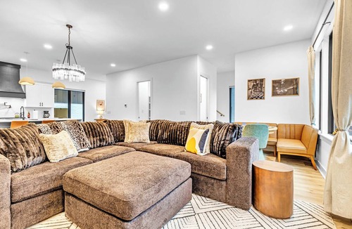 Hurwood Heights House | Game day getaway: rooftop hot tub, mini golf & game room near Geodis Park