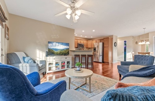Sevierville Villa | GameRoom~Hot Tub~NearDollywood~NoSteepRoads~
