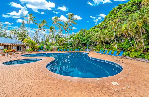 Maunaloa Apartment | Garden View, Ground-Floor Condo w/Lanai & Shared Hot Tub/Pool - Walk to Beach