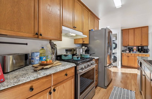 La Presa House | Gated Yard, King Bed, 2 Living Rooms, Ranch Style