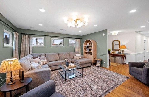 Williamstown House | Gather Together - Charming Home for 20 Near Ark!