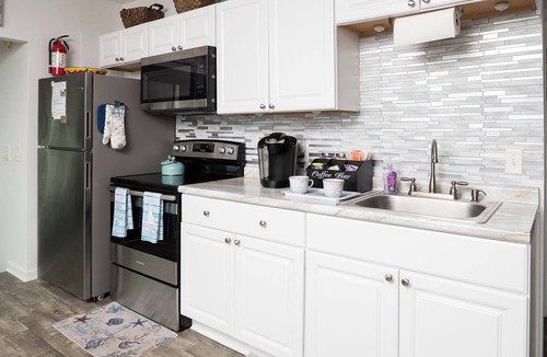 Geneva Cottage | Geneva, Direct Lakefront, Hot Tub, Wine Country
