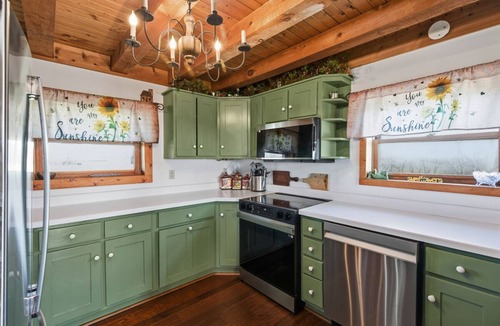 Taylorstown Cabin | Get Away Cabin in Claysville ~ Covered deck~ Watch the Sunrise & Sunset~
