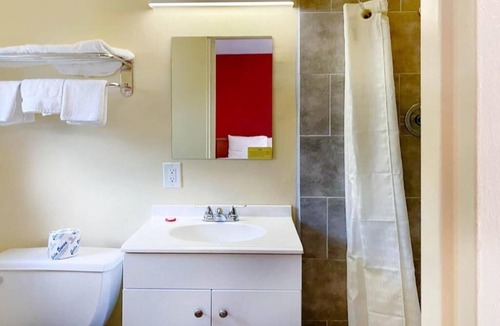 North Lima Hotel | Golf near Firestone Farms with Clean Stay and Free Parking Available