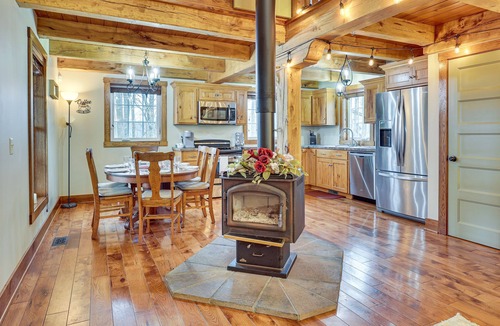 Dundee Cabin | 'Happy Haven Hill' Cabin w/Patio & Fire Pit!
