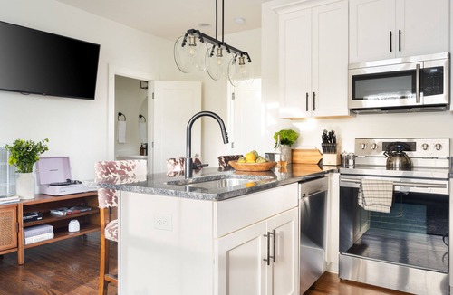 Chestnut Hill House | Hart Suite Buyout 1 by AvantStay | Two Town House Buyout in Nashville!