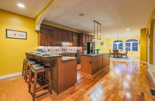 Media House | HAWAII Indoors! Swim-up Tiki-Bar 20' Palms,5 waterfalls,2 Theaters,Pool, Spa,Gym