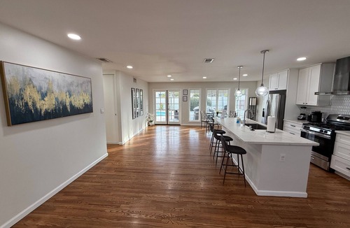 Grantville House | Heated pool, entire home, Free Parking, WiFi, Pets are allowed