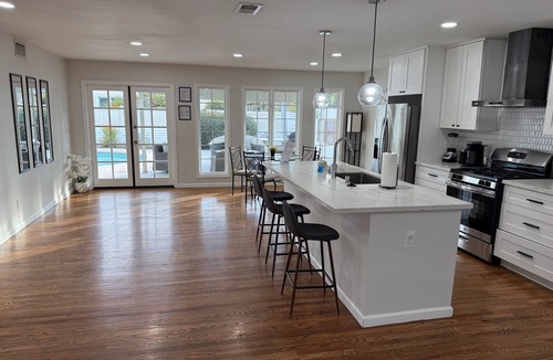 Grantville House | Heated pool, entire home, Free Parking, WiFi, Pets are allowed