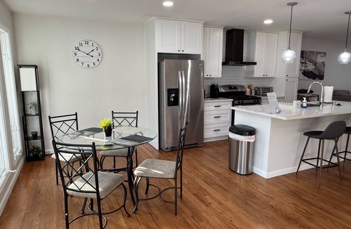 Grantville House | Heated pool, entire home, Free Parking, WiFi, Pets are allowed