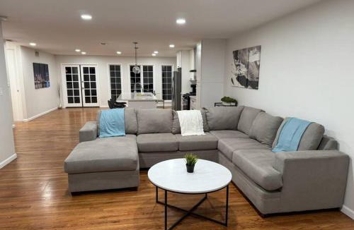 Grantville House | Heated pool, Sunny San Diego, Entire home, Free Parking, BBQ, Pets allowed, family neighborhood!