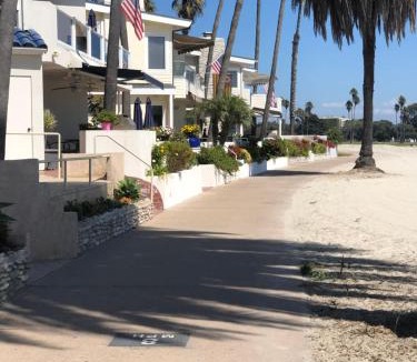 South Mission Beach House | Highly rated Best Beach! AC Luxury KING Beds!