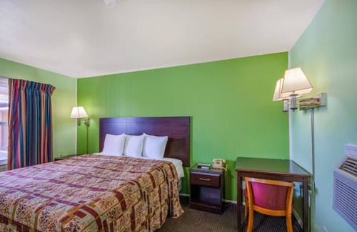 Macon Hotel | Highway Haven | Clean, Cozy Rooms | Free Breakfast & Parking Included