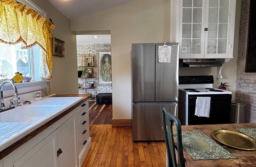 Hannibal House | Historic brick 2-bedroom house in downtown Hannibal with off street parking WiFi