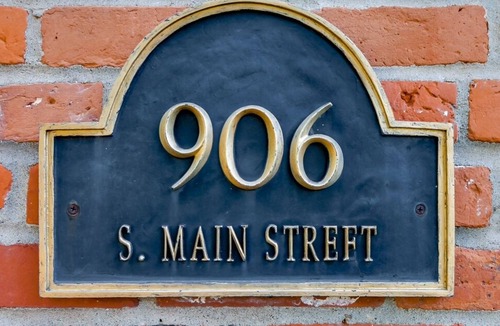St. Charles Cottage | Historic headquarters of city founder! Gated parking!