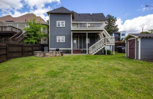 Historic Edgefield House | Historic Pet-Friendly Stay Near Broadway w Fire Pit
