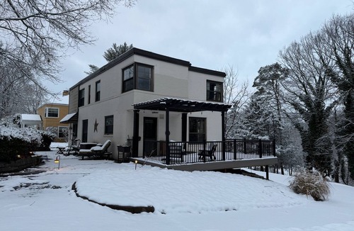 McKnight House | Historic Swan Acres Retreat: 4BR, Hot Tub, Gym & Walkable to Dining