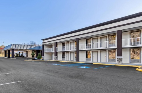 Athens Hotel | HomeTowne Studios by Red Roof Athens, TN