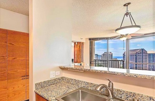 Downtown Honolulu Condo | Honolulu Penthouse with Stunning Harbor, Aloha Tower, and Ocean Views