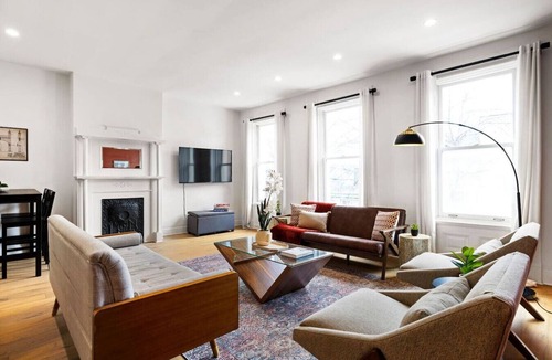Central Northside Apartment | ★HostWise Stays★ Exposed Beams, Modern Vintage War Streets Charmer!